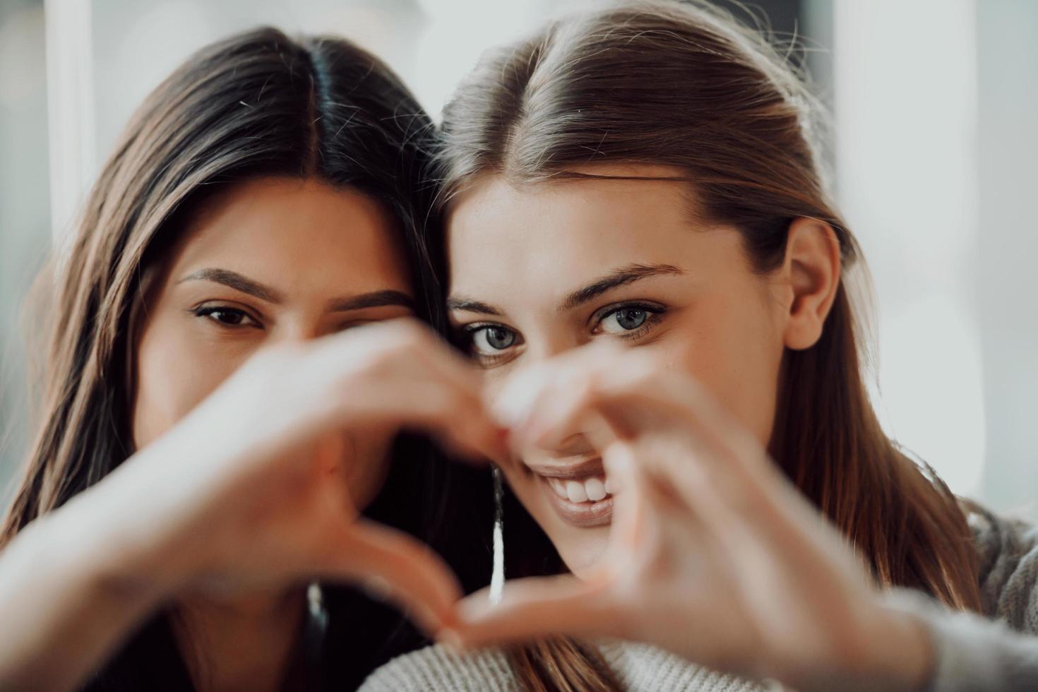 diversas chicas lesbianas pareja abrazándose. elegantes y geniales mujeres de la generación z que salen enamoradas disfrutan de relaciones románticas i foto