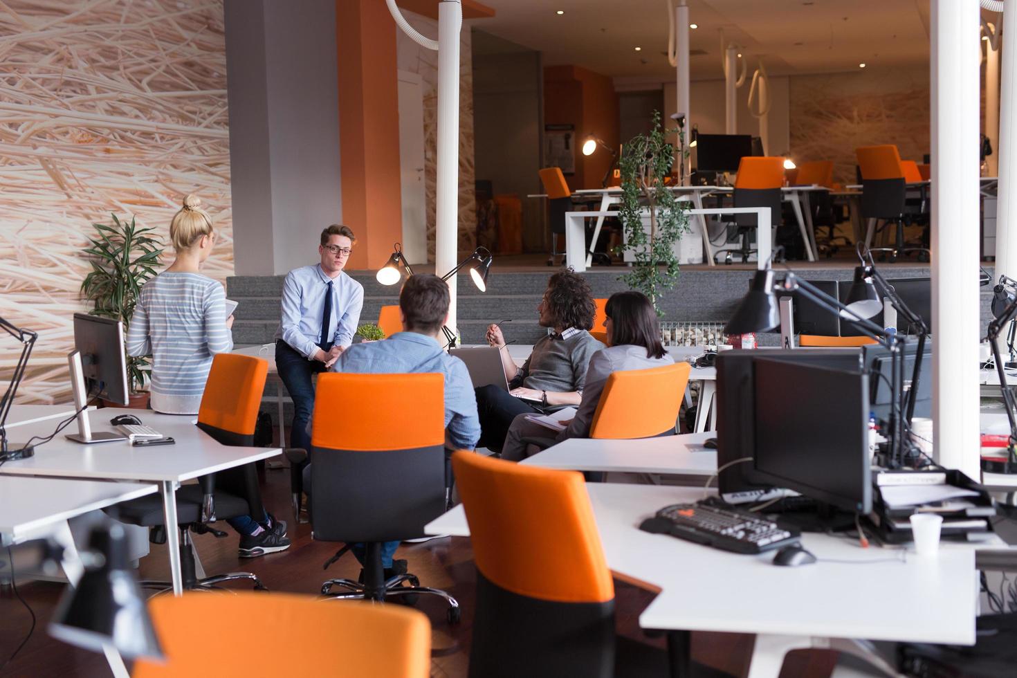 joven equipo de negocios en una reunión en un edificio de oficinas moderno foto