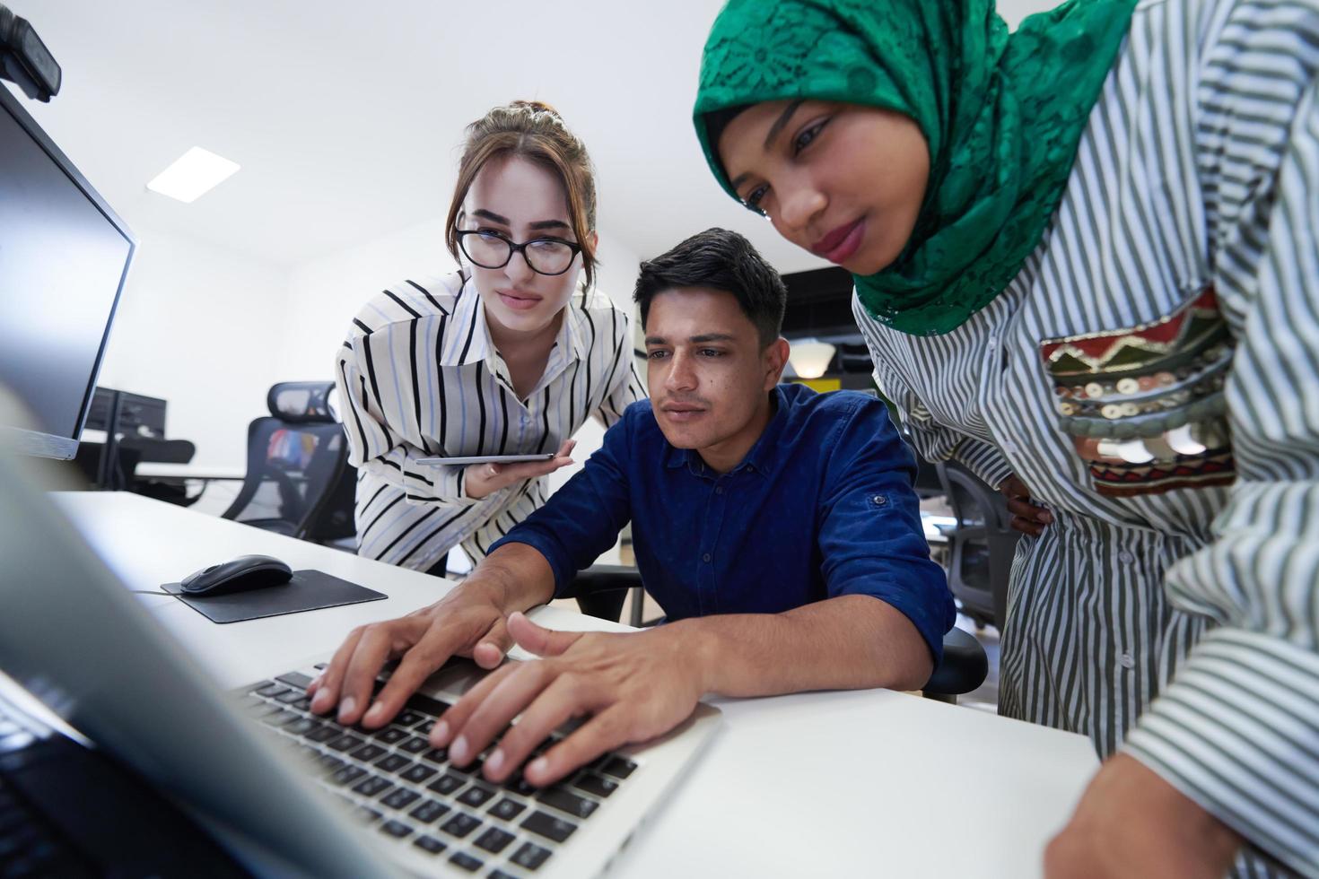 equipo multiétnico de empresas emergentes con mujer árabe foto