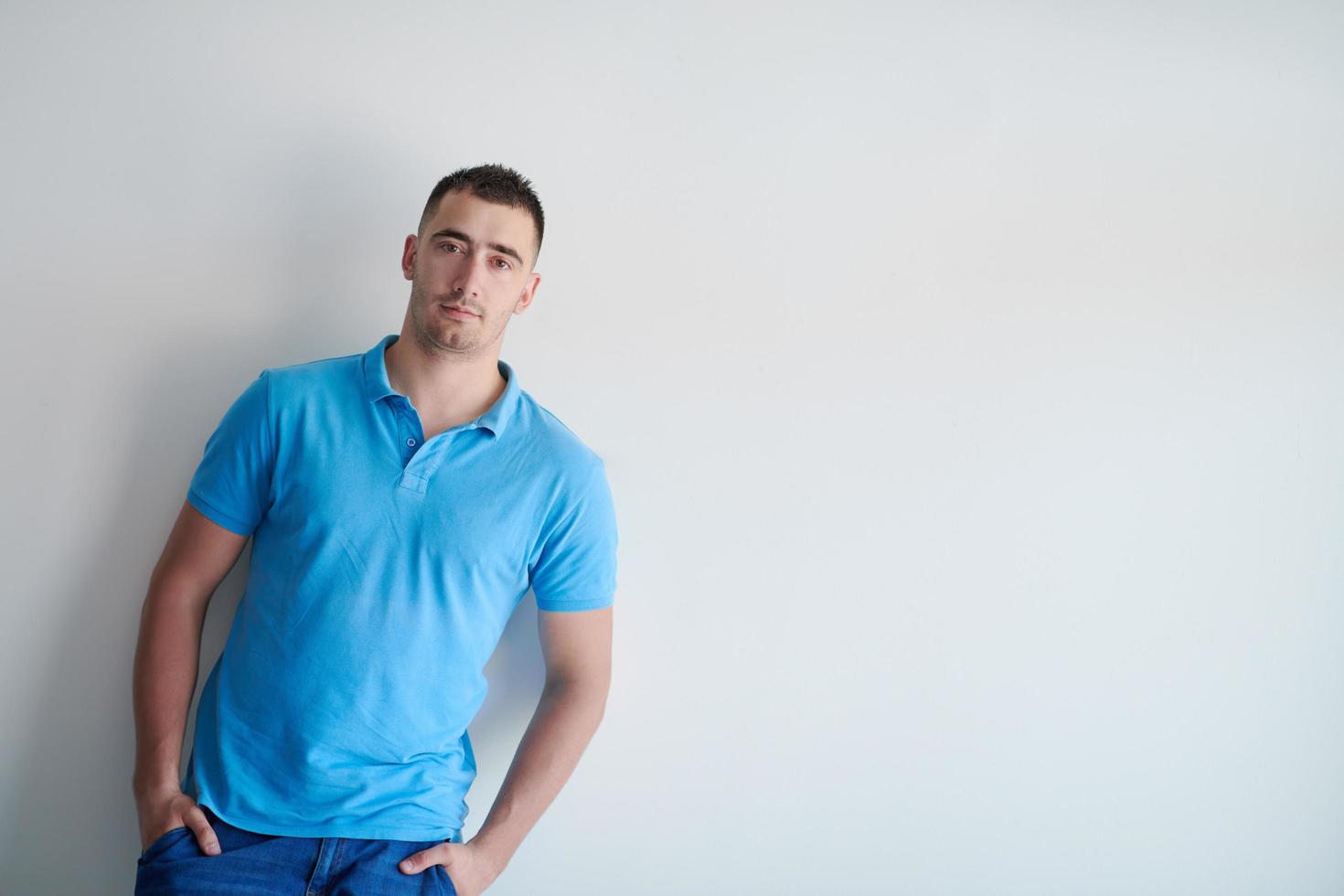 retrato de un empresario de inicio casual con una camiseta azul foto