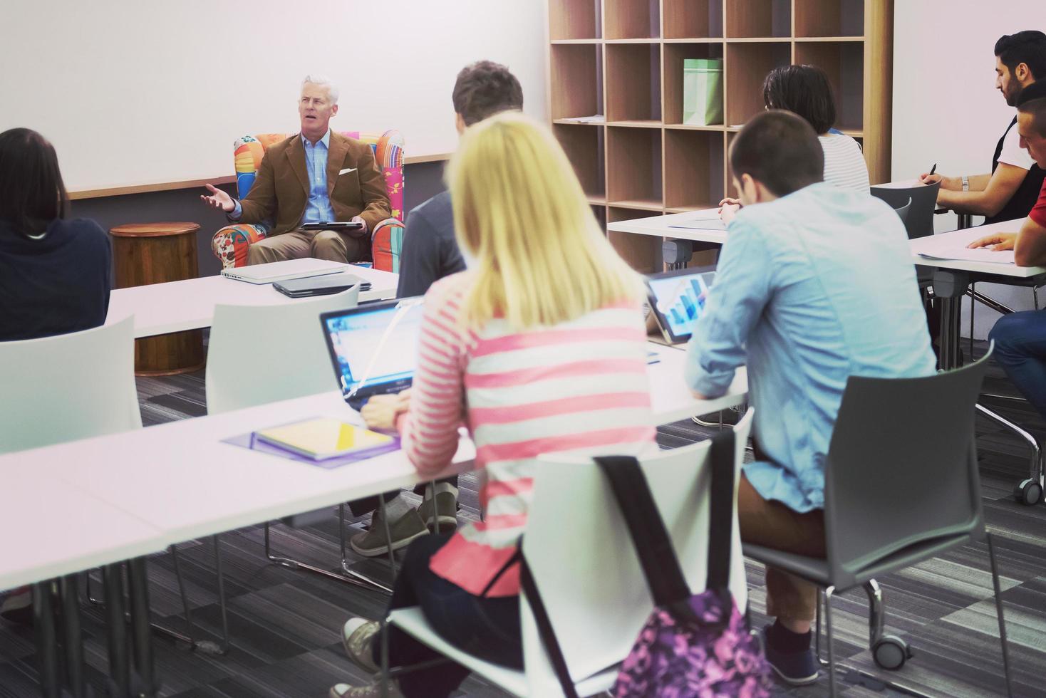 profesor con un grupo de estudiantes en el aula foto