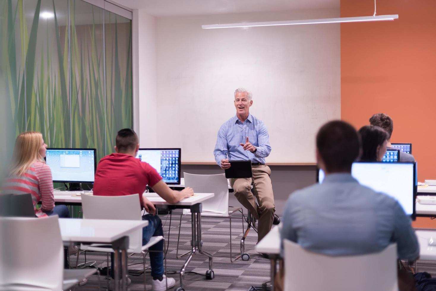 profesor y estudiantes en el aula de laboratorio de computación foto