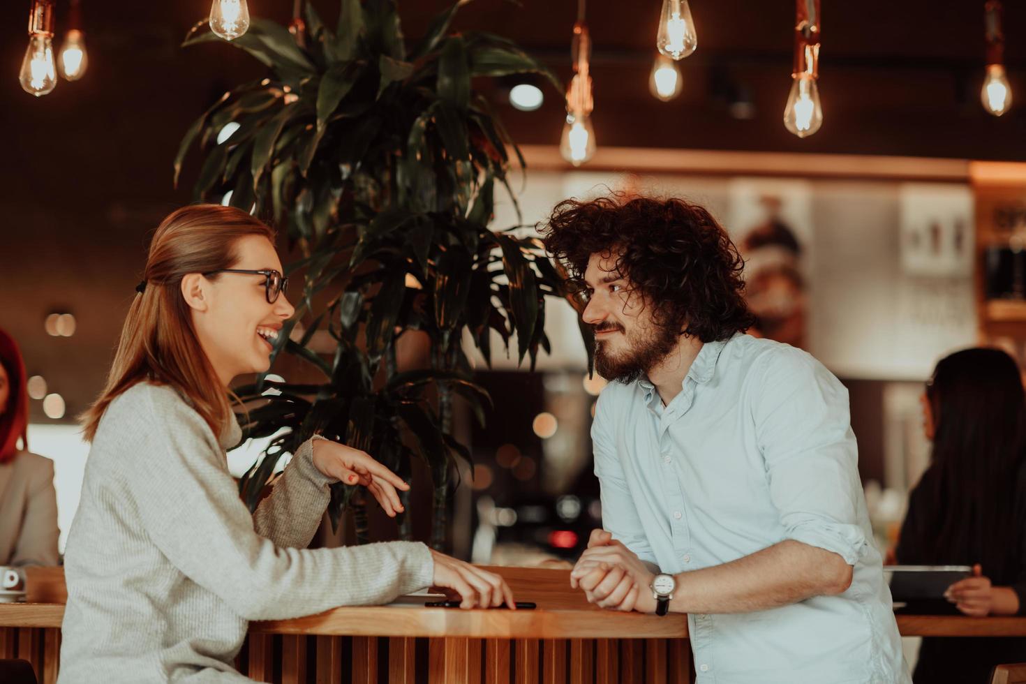 pareja de negocios se sienta en un café después de un día laborable foto