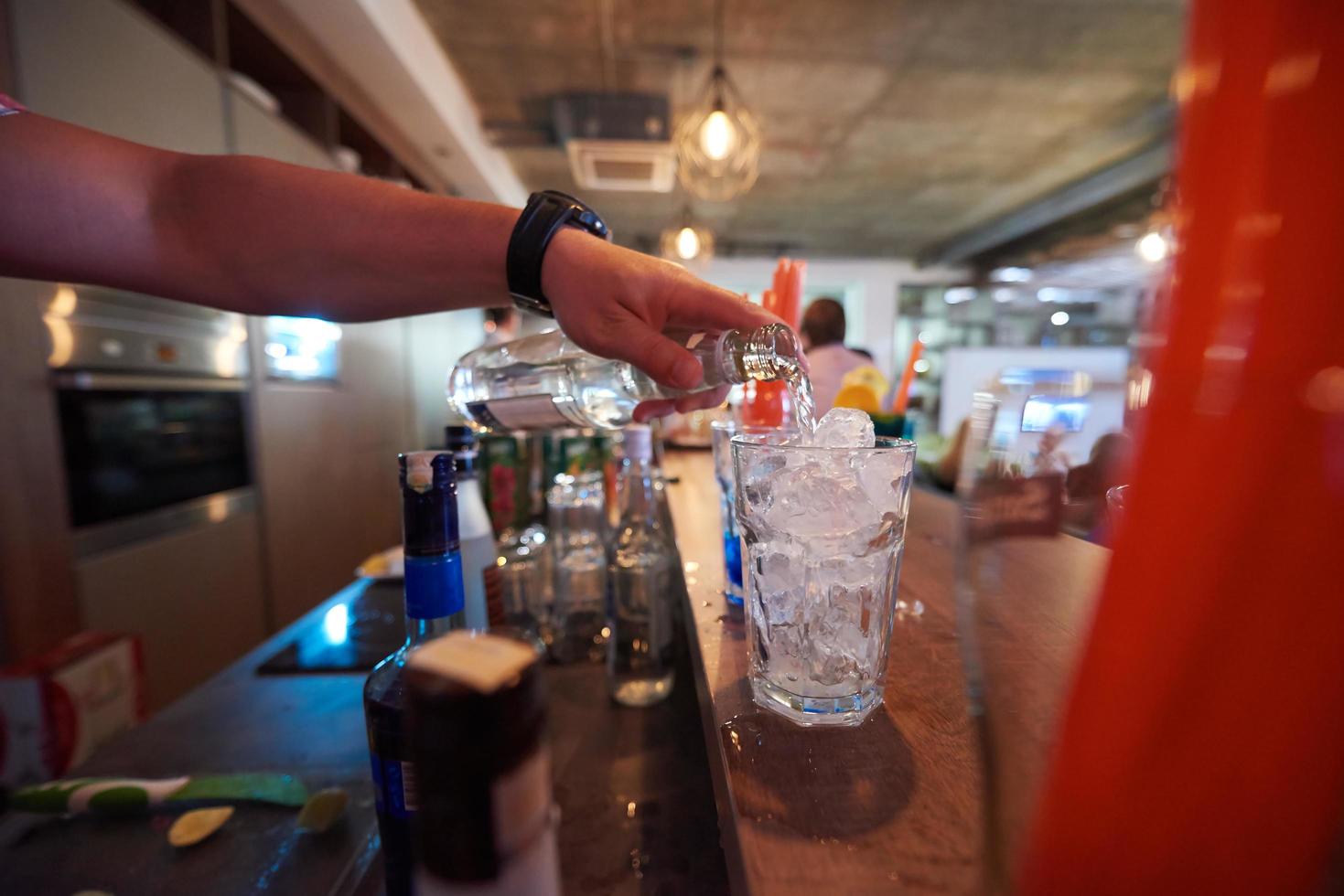 barman prepara una bebida de cóctel fresca foto