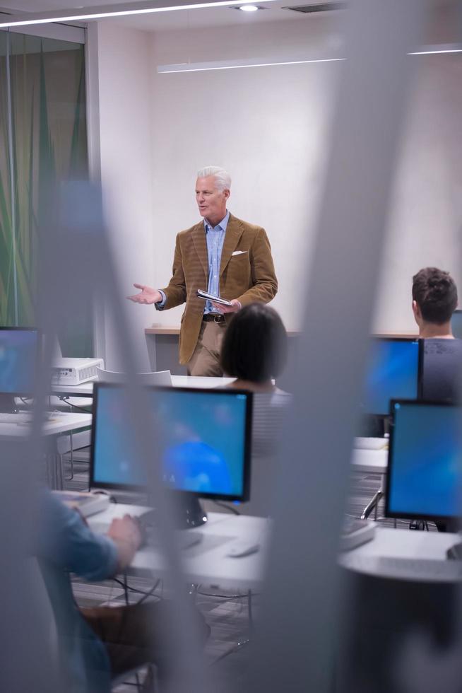 profesor y estudiantes en el aula de laboratorio de computación foto