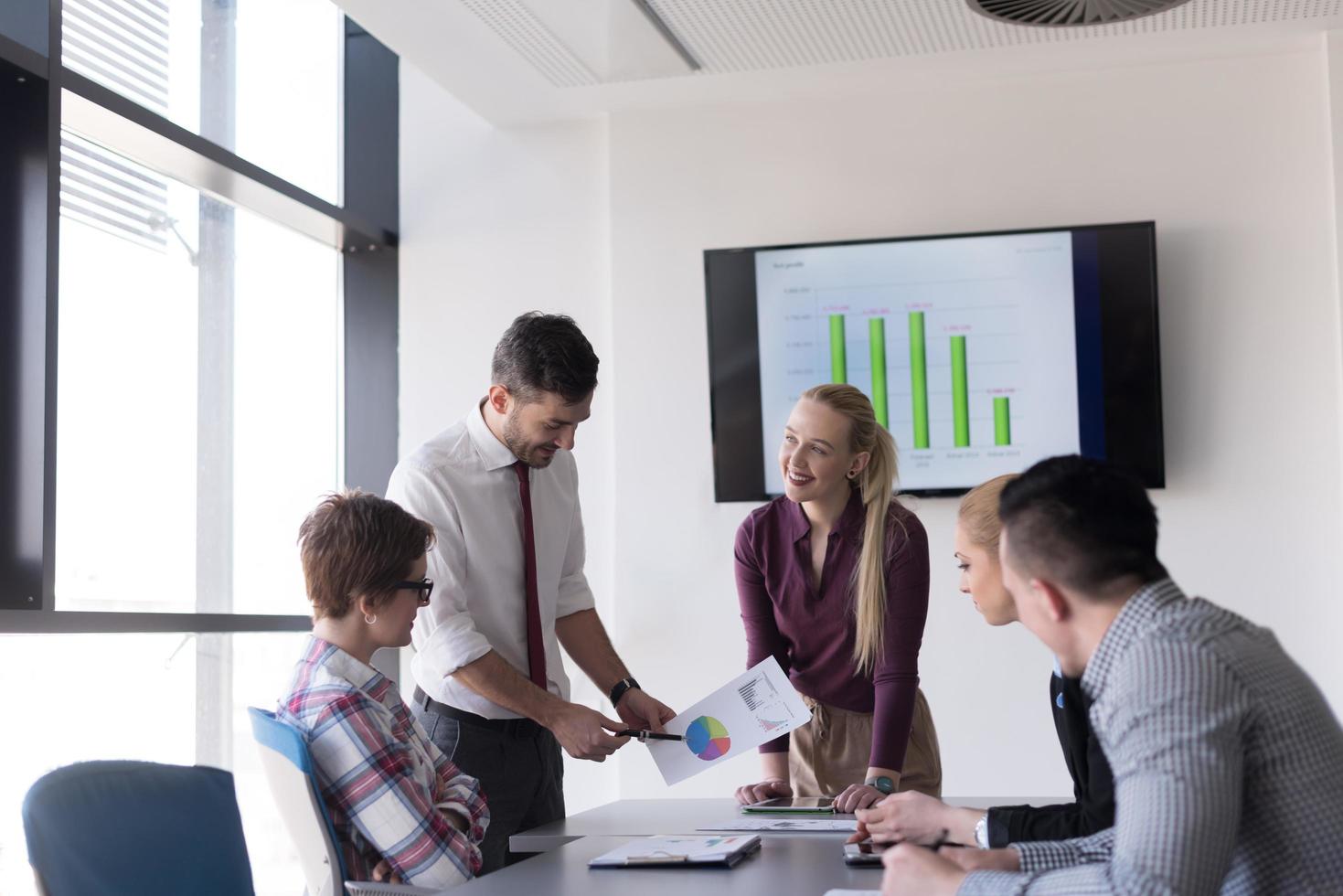 equipo de negocios de inicio en la reunión en la oficina moderna foto