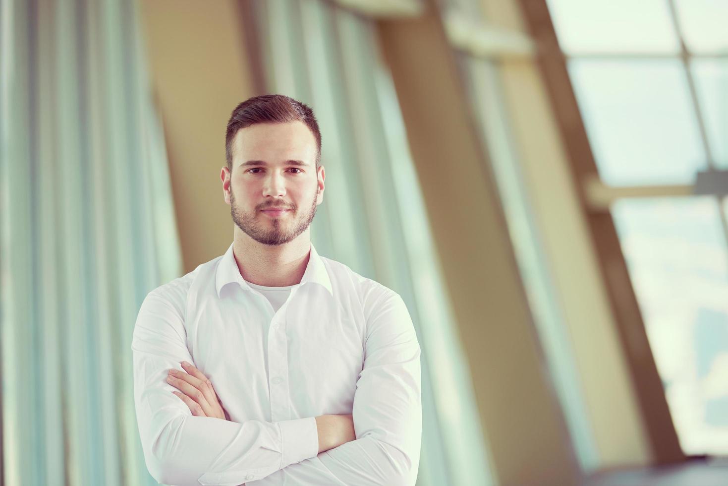 hombre de negocios con barba en la oficina moderna foto