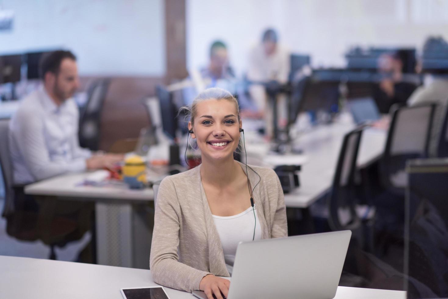 mujer de negocios que usa una computadora portátil en la oficina de inicio foto