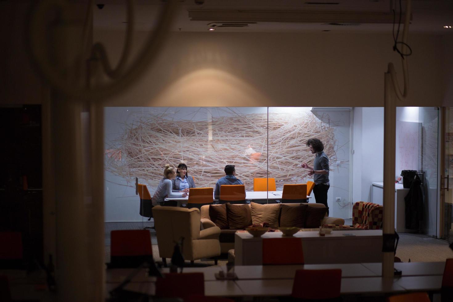 equipo de negocios en una reunión en un edificio de oficinas moderno foto