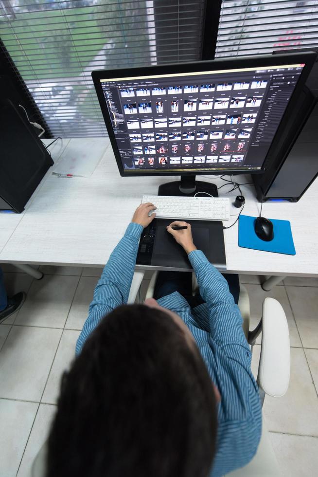 photo editor at his desk 12438755 Stock Photo at Vecteezy
