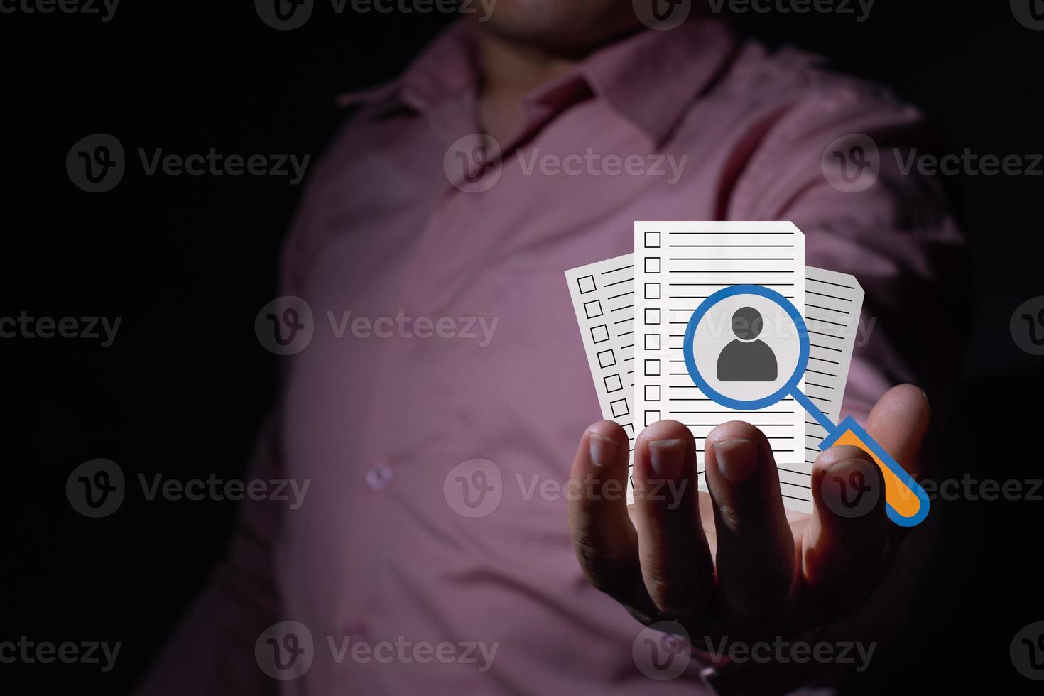 un hombre de negocios que tiene papel de documento e icono de búsqueda, icono de auditor iso, control de documentos de calidad estándar para productos de gestión de organizaciones e industrias y concepto relacionado, espacio de copia para texto foto