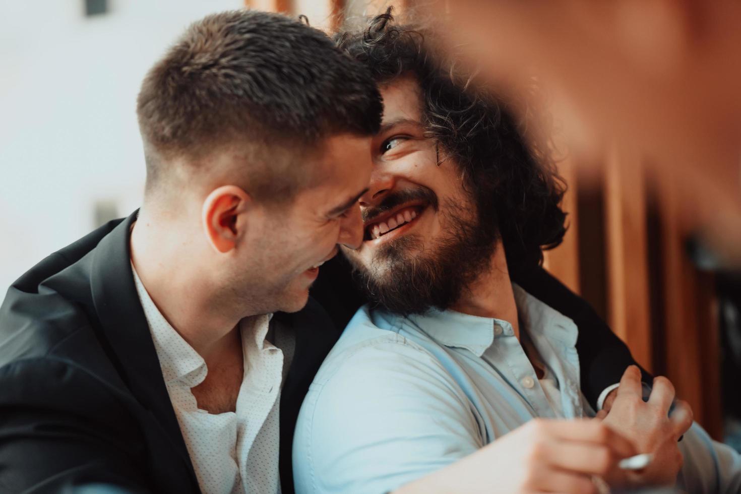 diversos amigos pareja gay abrazos. los hombres elegantes y geniales de la generación z que salen enamorados disfrutan de relaciones románticas foto