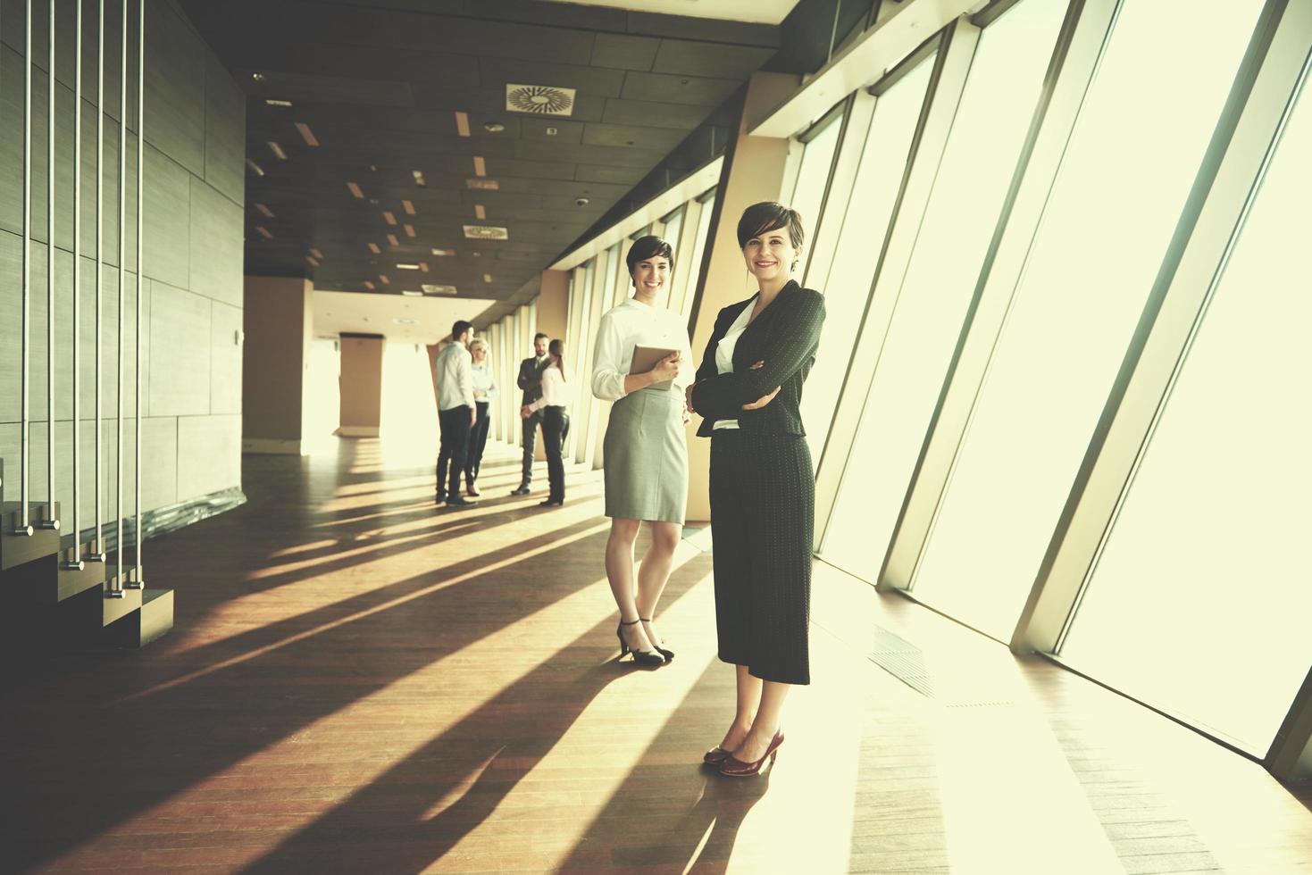 grupo de personas de negocios, mujeres como líderes de equipo foto