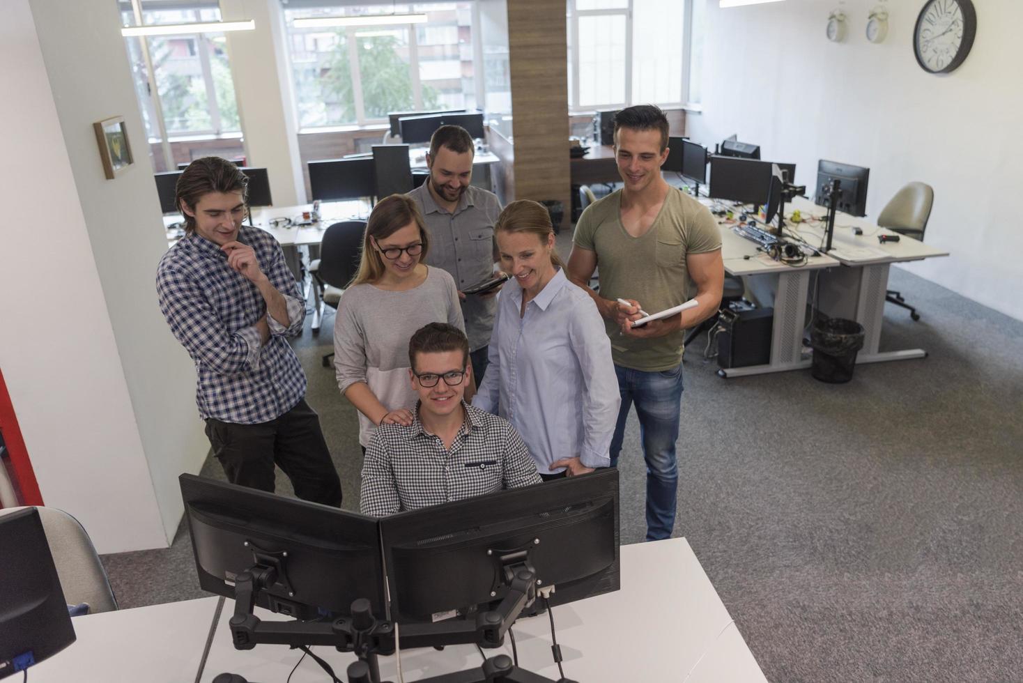 grupo de jóvenes emprendedores de pie como equipo foto