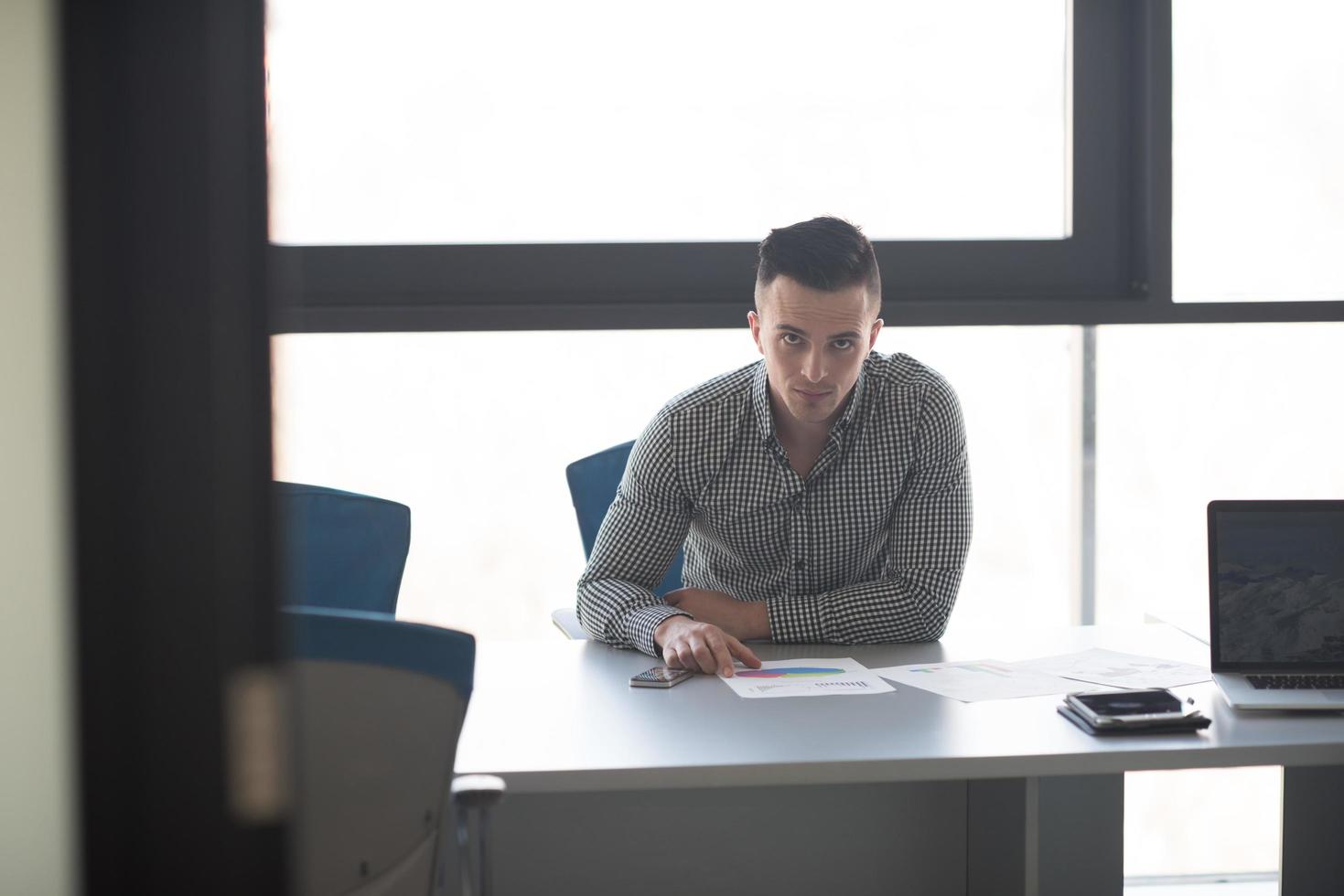 joven empresario en su escritorio en la oficina foto