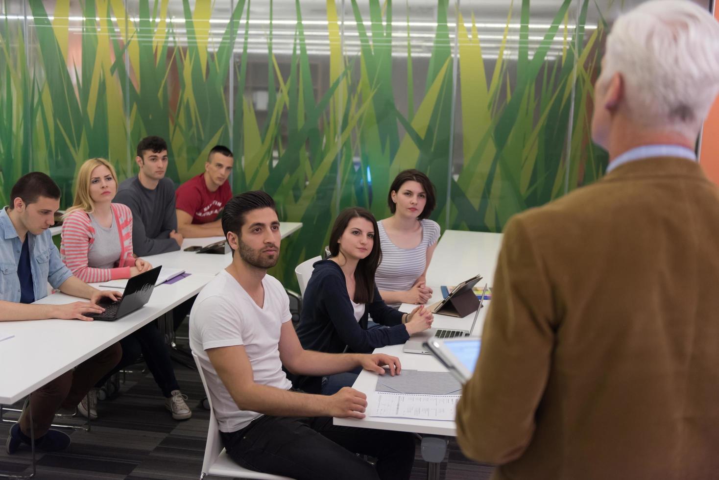 profesor con un grupo de estudiantes en el aula foto