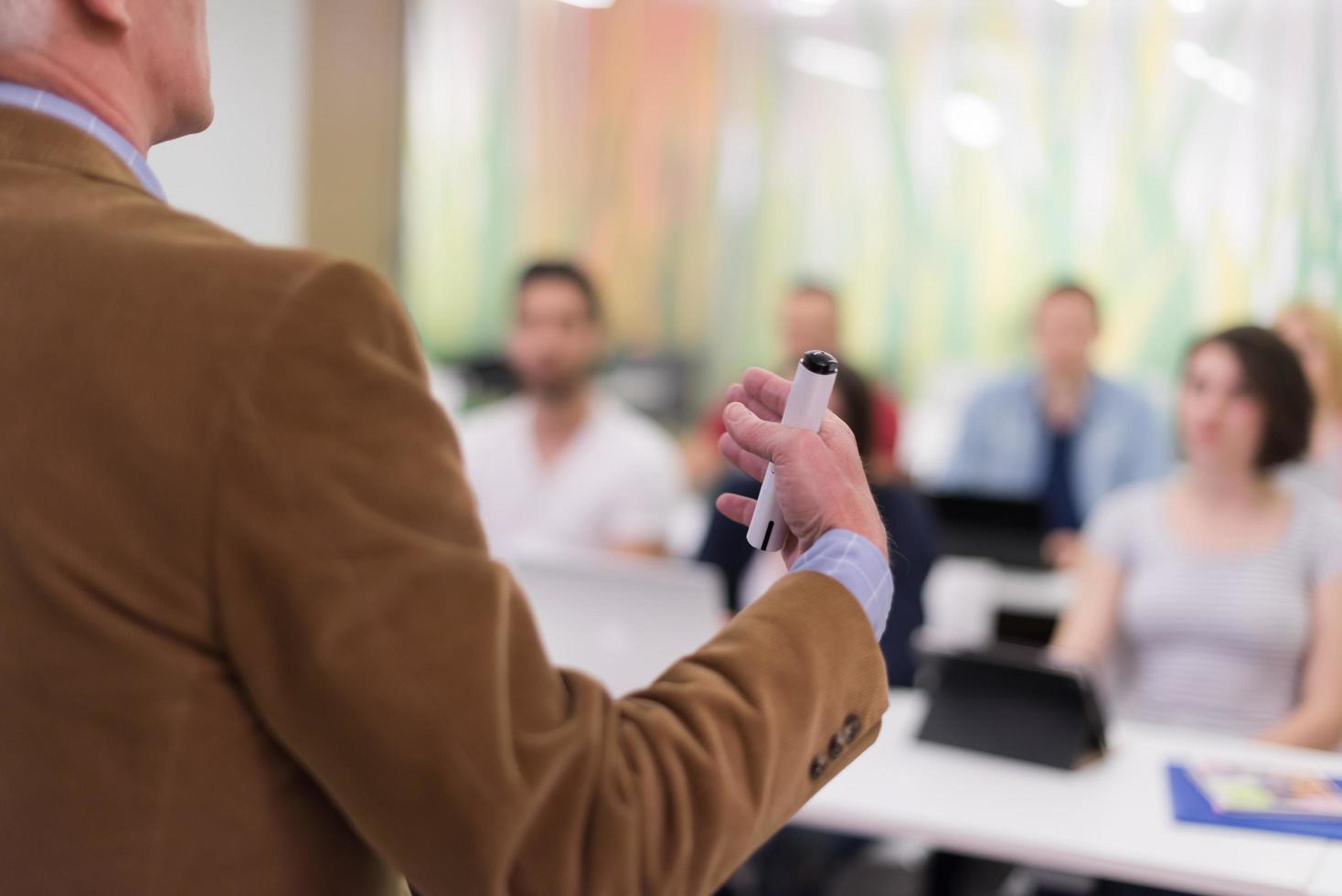 profesor con un grupo de estudiantes en el aula foto