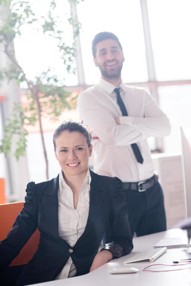 retrato de pareja de negocios en la oficina foto