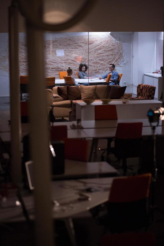 equipo de negocios en una reunión en un edificio de oficinas moderno foto