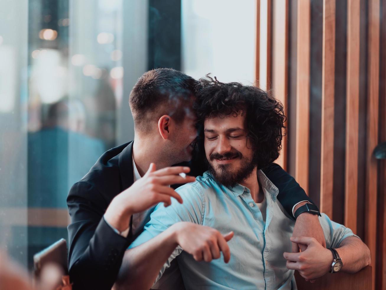 diversos amigos pareja gay abrazos. los hombres elegantes y geniales de la generación z que salen enamorados disfrutan de relaciones románticas foto