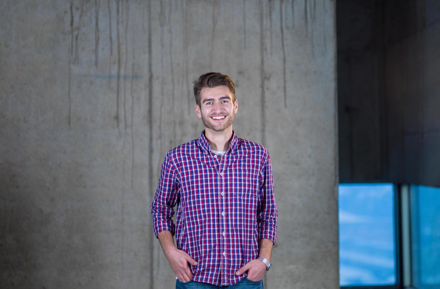 retrato de un hombre de negocios casual frente a un muro de hormigón foto