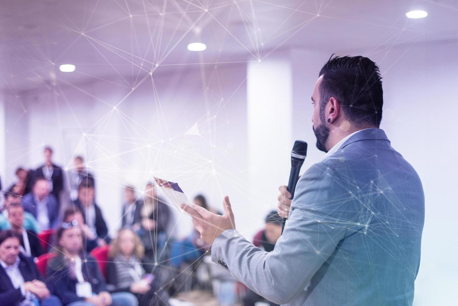 exitoso hombre de negocios dando presentaciones en la sala de conferencias foto