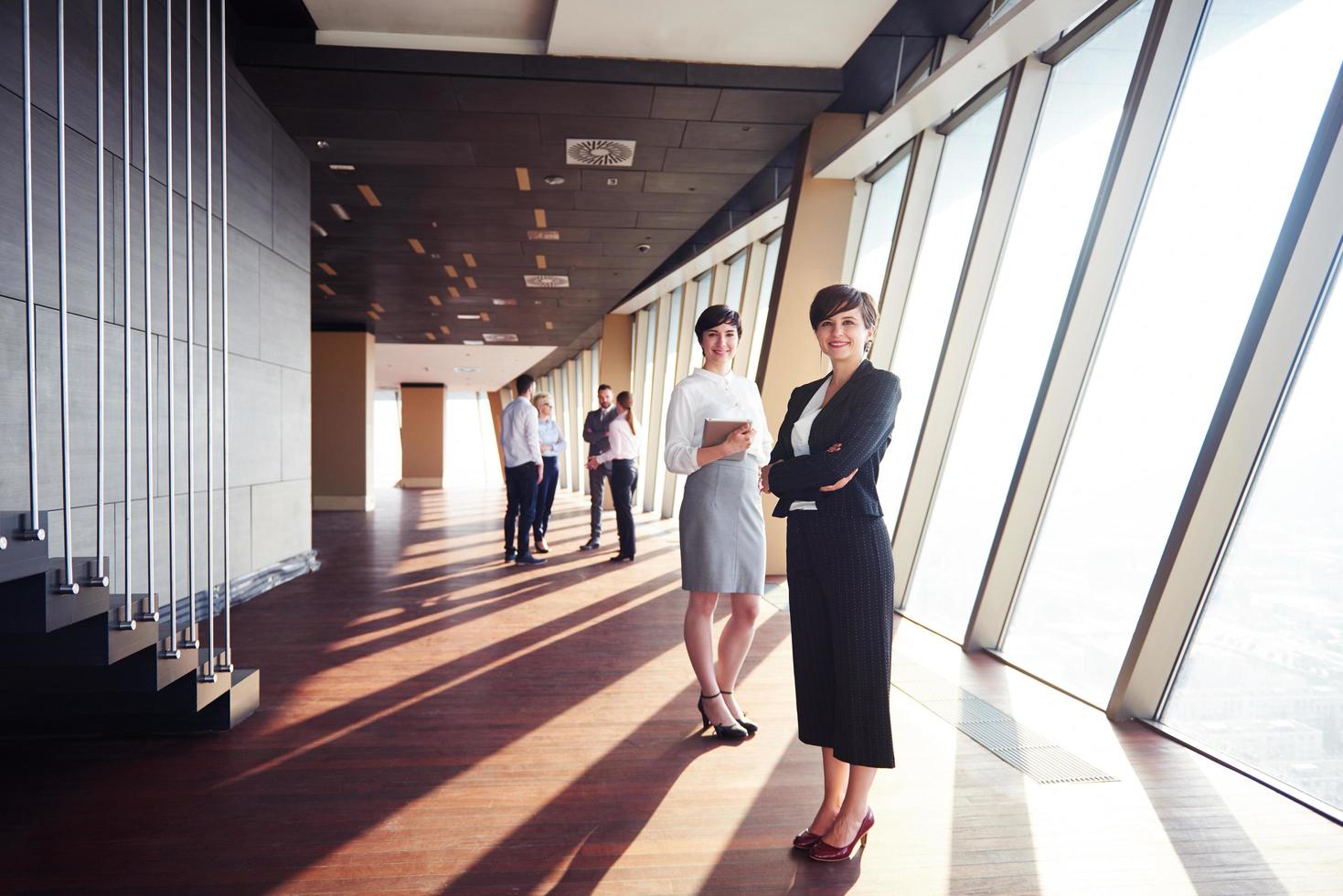 grupo de personas de negocios, mujeres como líderes de equipo foto