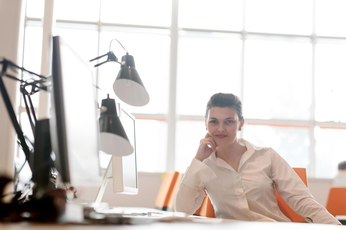 mujer de negocios que trabaja en la computadora en la oficina foto