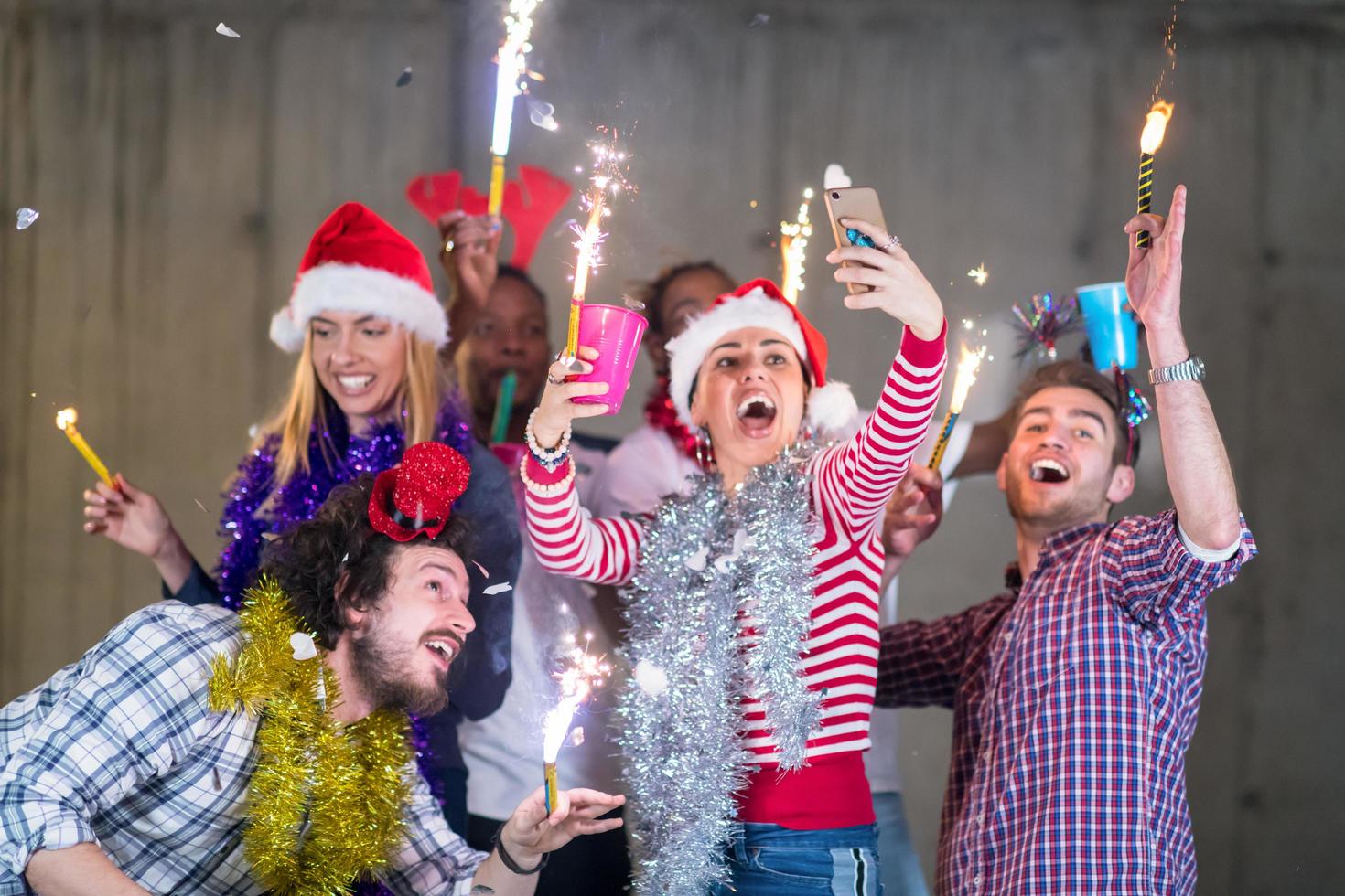 grupo multiétnico de gente de negocios casual tomando selfie durante la fiesta de año nuevo foto