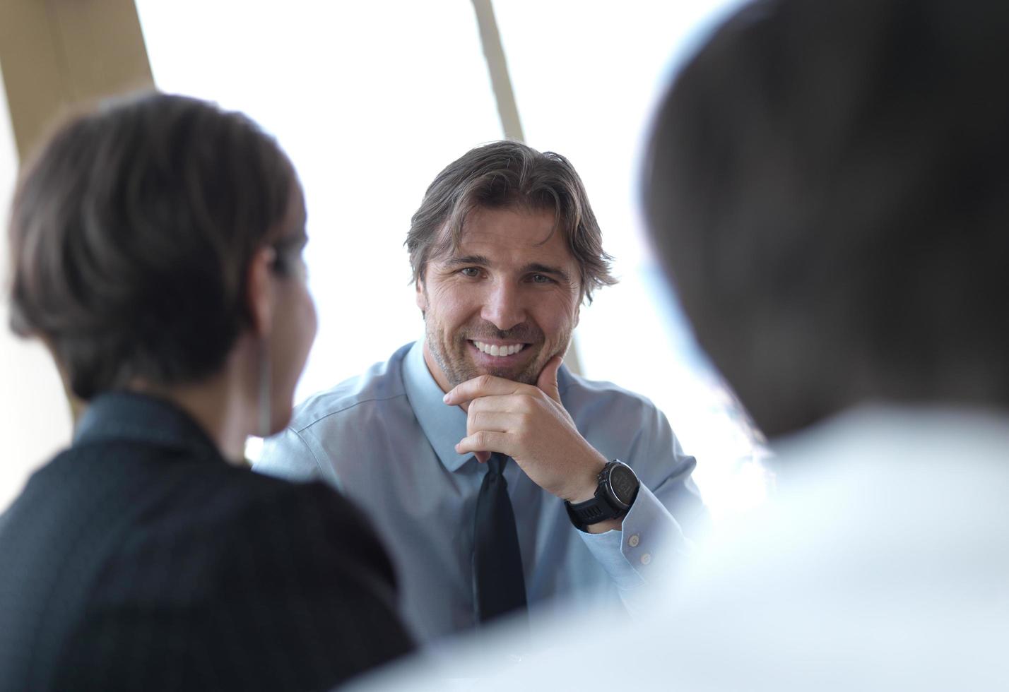 grupo de personas de negocios en una reunión en una oficina moderna y luminosa foto