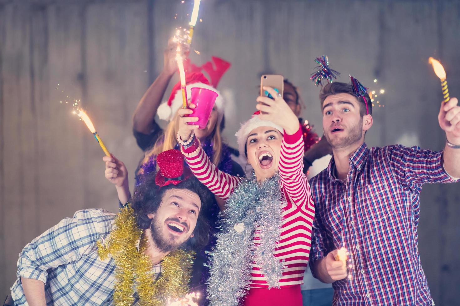 grupo multiétnico de gente de negocios casual tomando selfie durante la fiesta de año nuevo foto