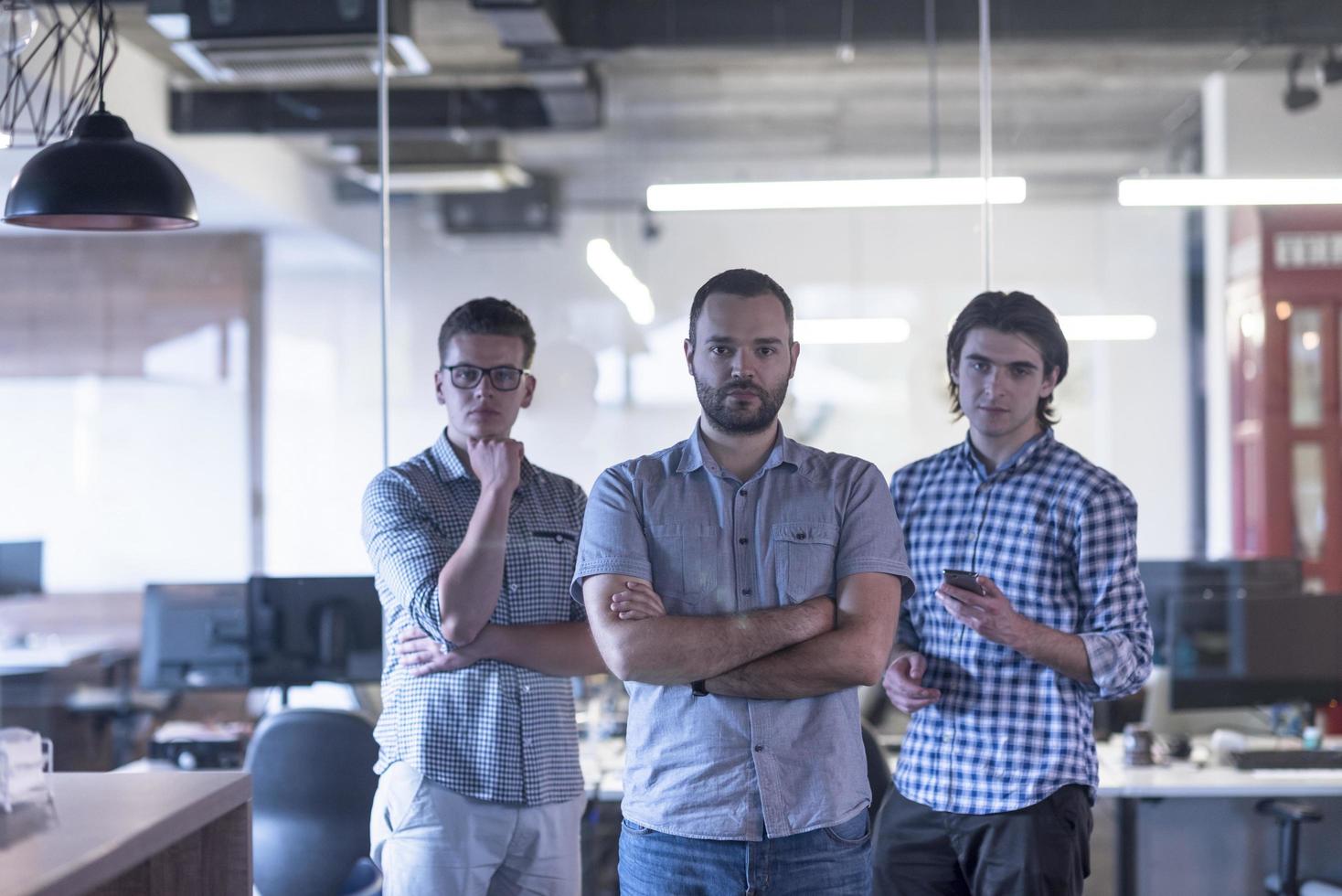 poner en marcha el equipo de negocios foto