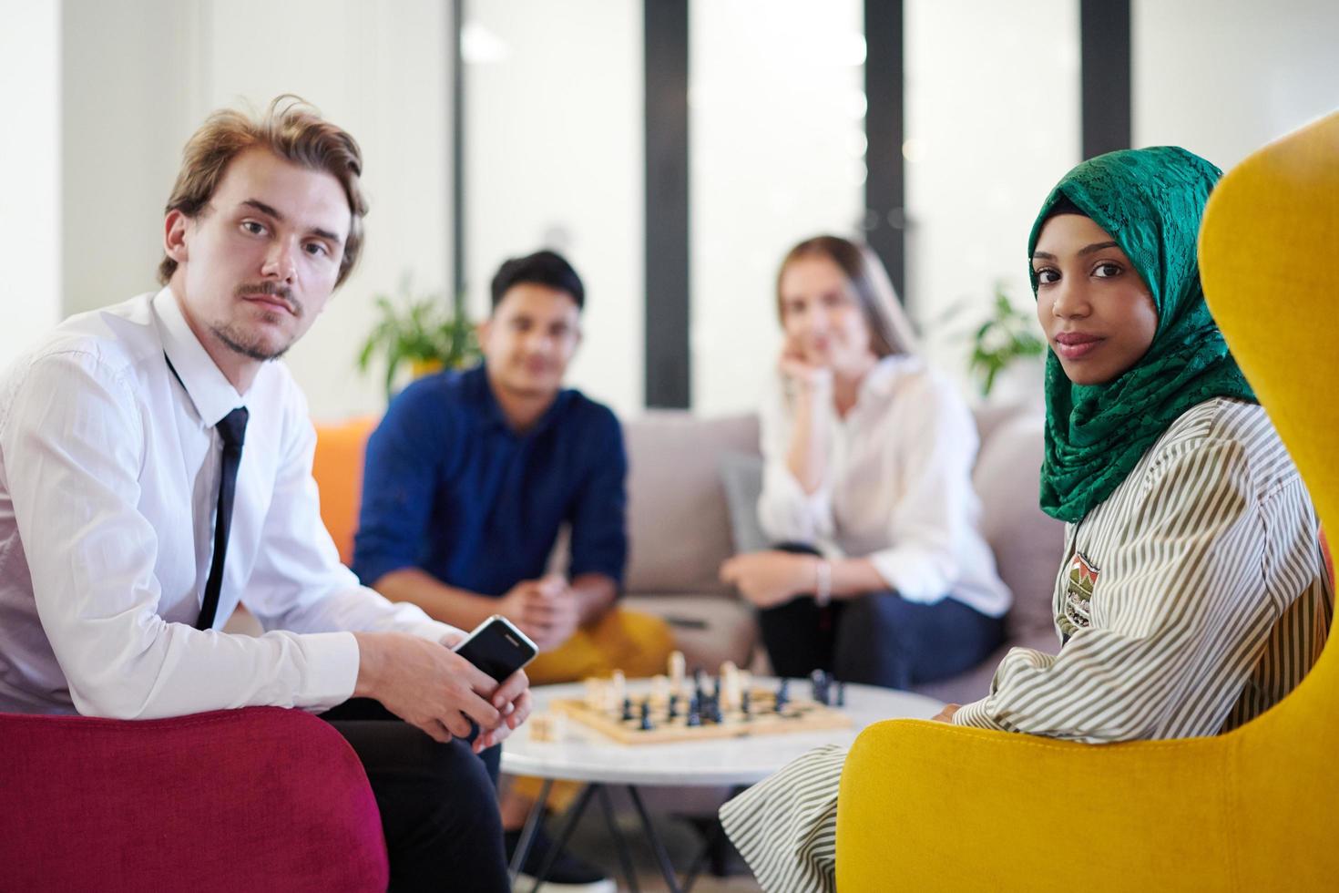 grupo multiétnico de empresarios jugando al ajedrez foto