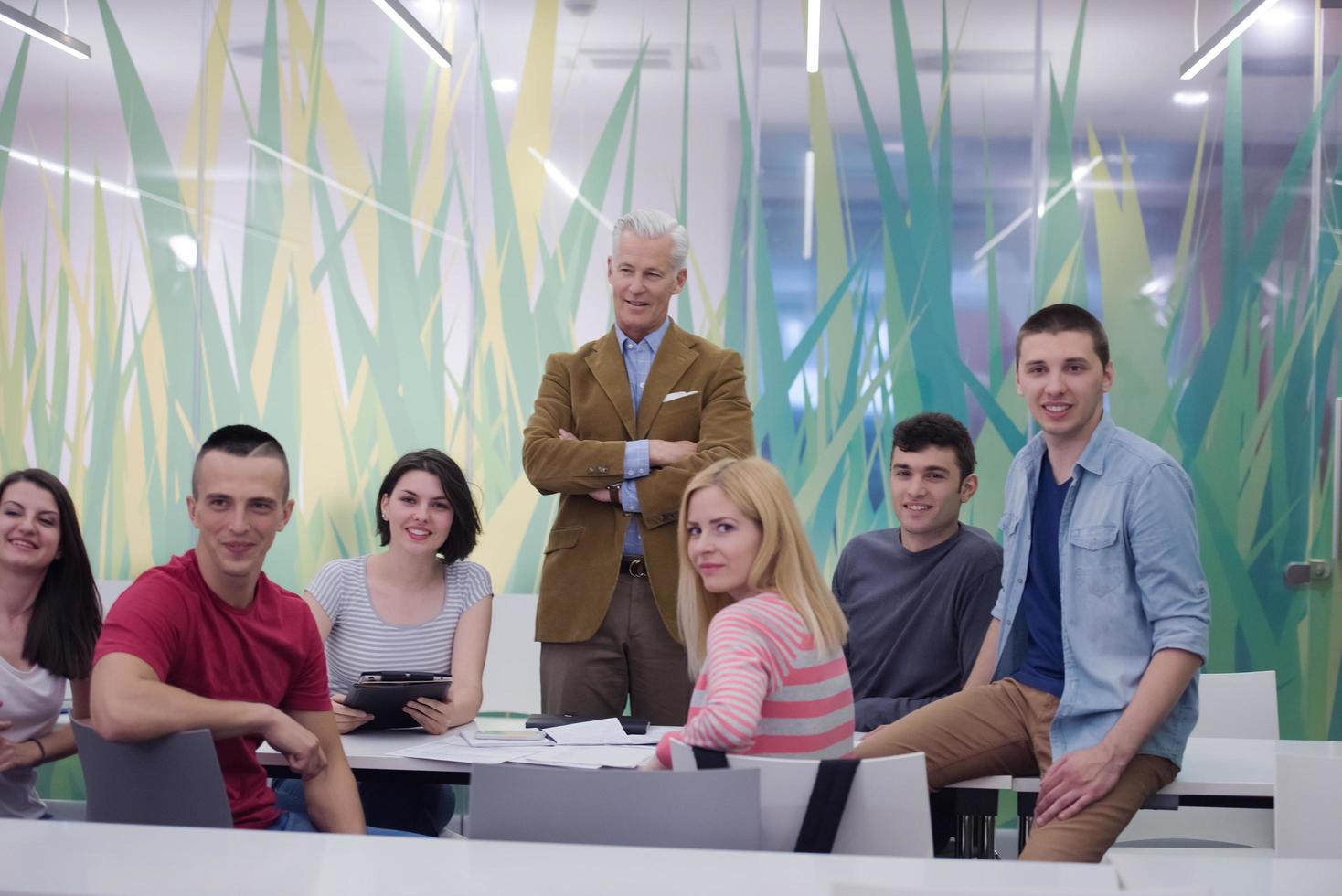 retrato de profesor con grupo de estudiantes en segundo plano. foto