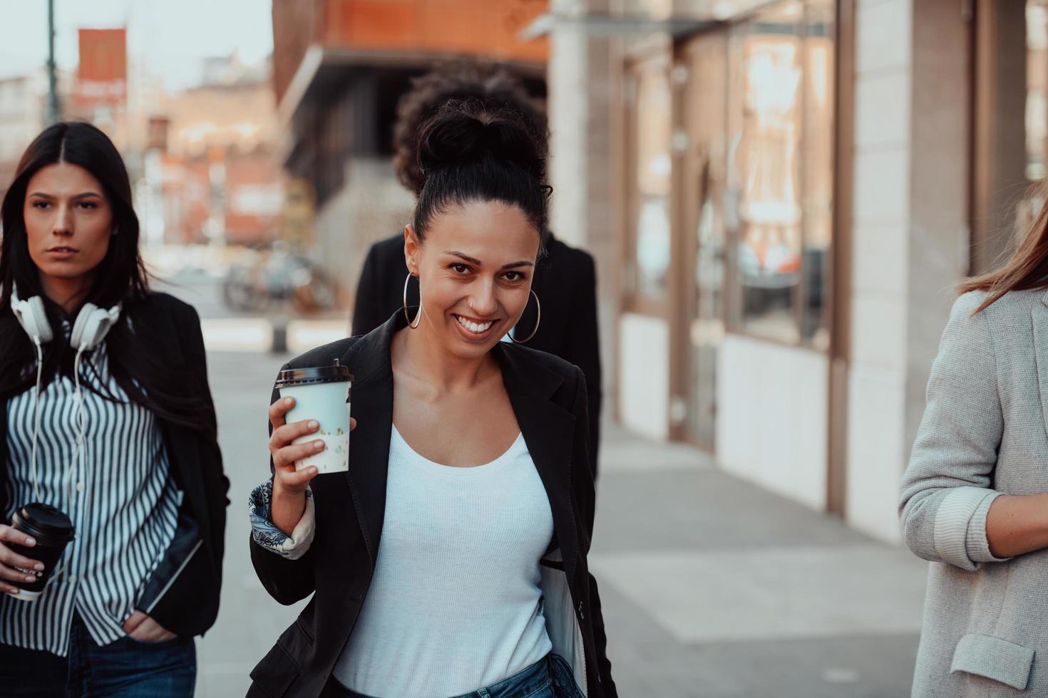 elegantes empresarios caminando en una ciudad moderna... foto