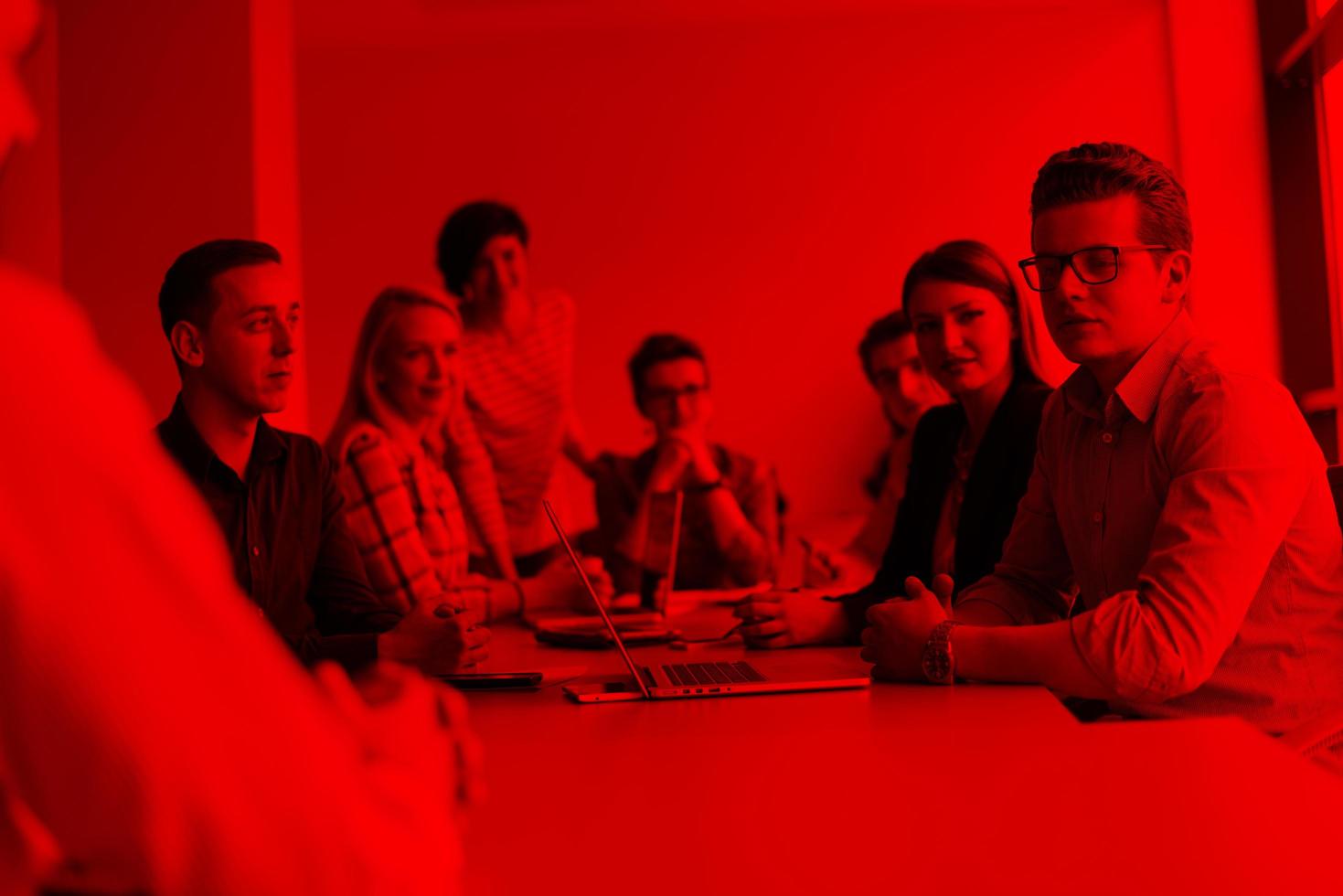 equipo de negocios en una reunión en un edificio de oficinas moderno foto