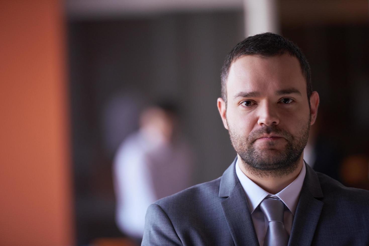 retrato de hombre de negocios joven en la oficina moderna foto