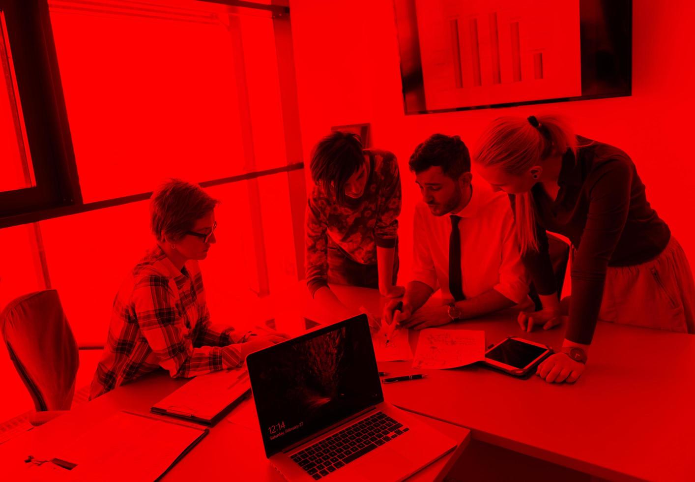 grupo de jóvenes empresarios reunidos en una oficina moderna foto