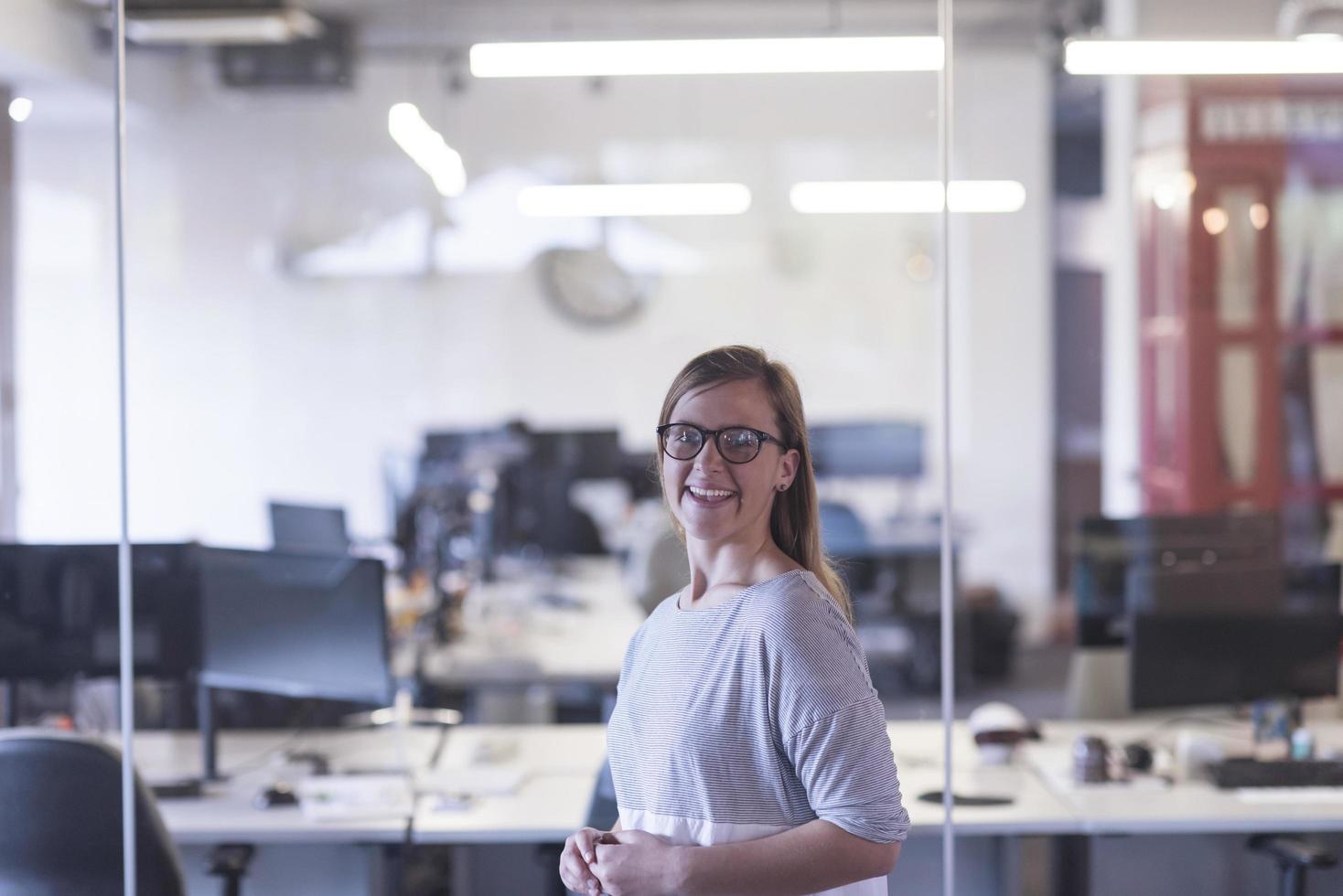 retrato de mujer de negocios casual en la oficina foto