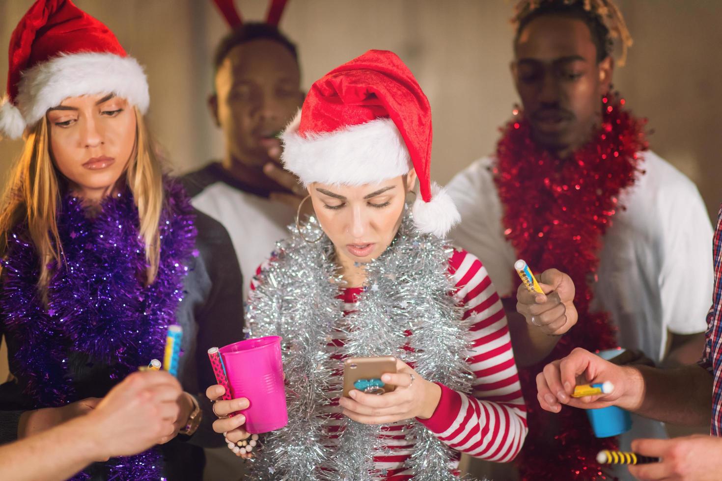 mujer preparando música desde el teléfono para bailar foto