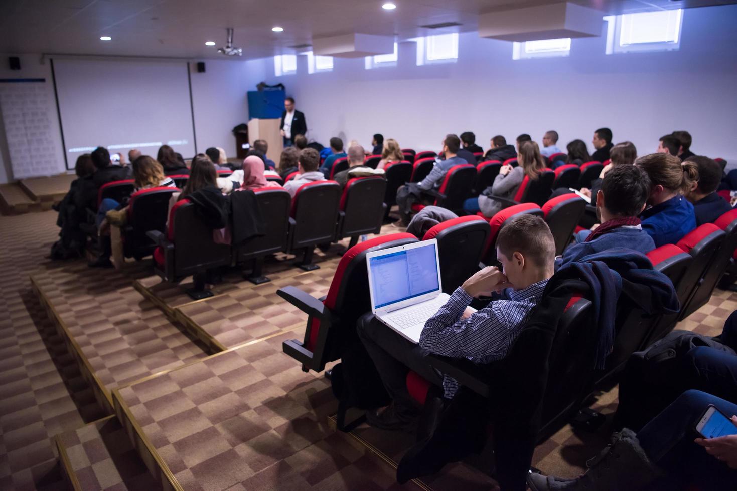 exitoso hombre de negocios dando presentaciones en la sala de conferencias foto