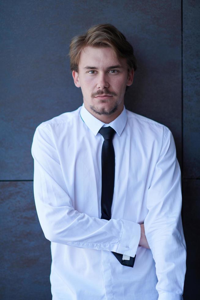 retrato de un nuevo hombre de negocios con una camisa blanca y corbata foto