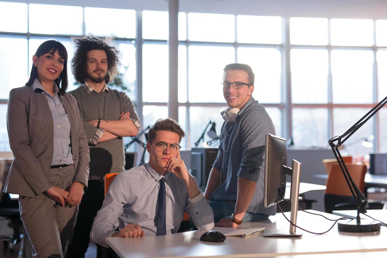 retrato de un equipo de negocios en una reunión foto