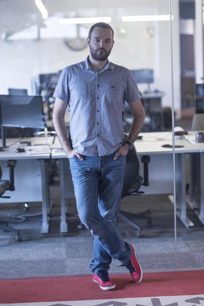 hombre de negocios en la oficina moderna foto