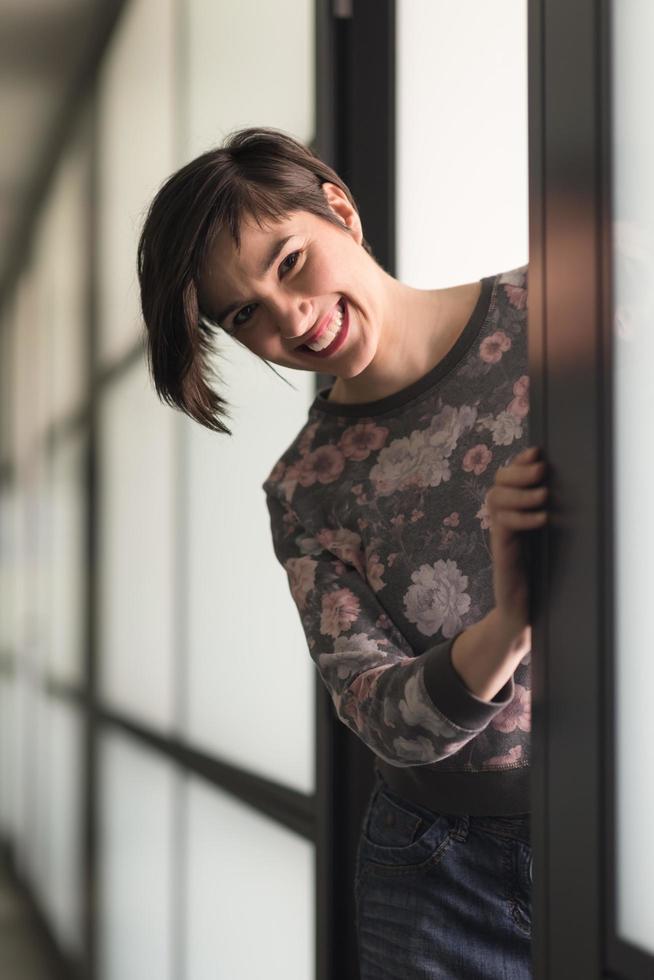 retrato de mujer de negocios con ropa informal en la oficina de inicio foto