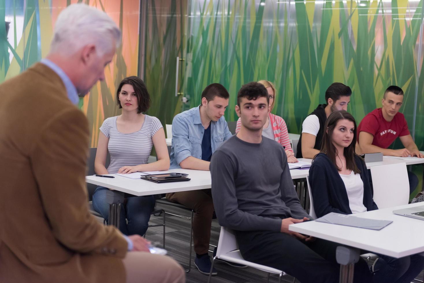 profesor con un grupo de estudiantes en el aula foto