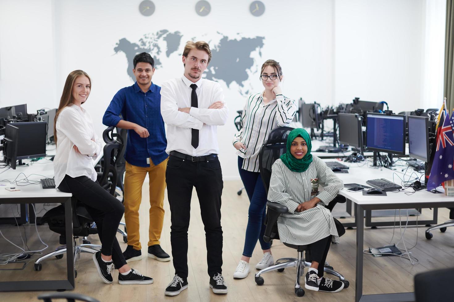 retrato de un joven equipo de negocios multiétnico emocionado foto