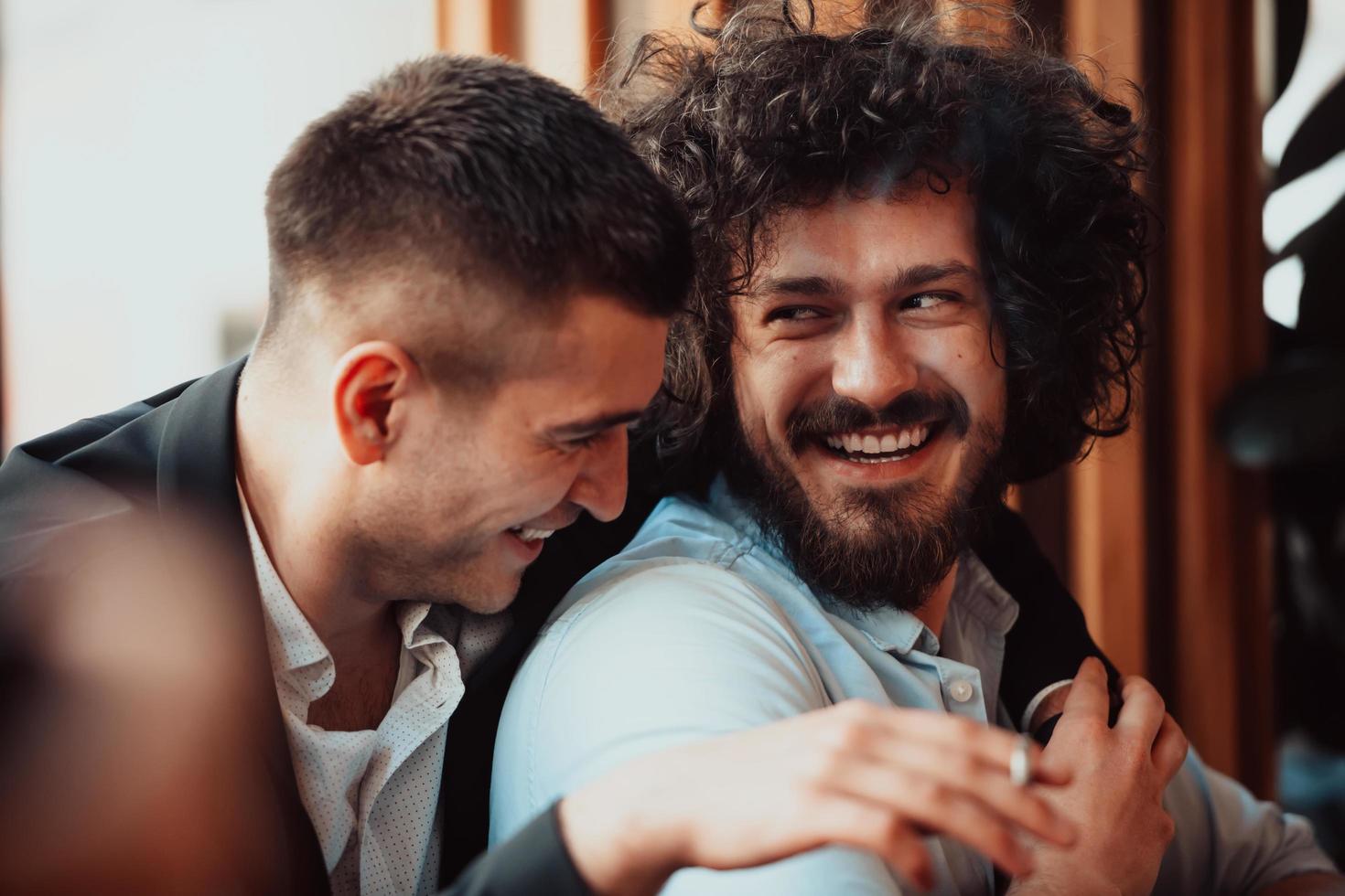 diversos amigos pareja gay abrazos. los hombres elegantes y geniales de la generación z que salen enamorados disfrutan de relaciones románticas foto