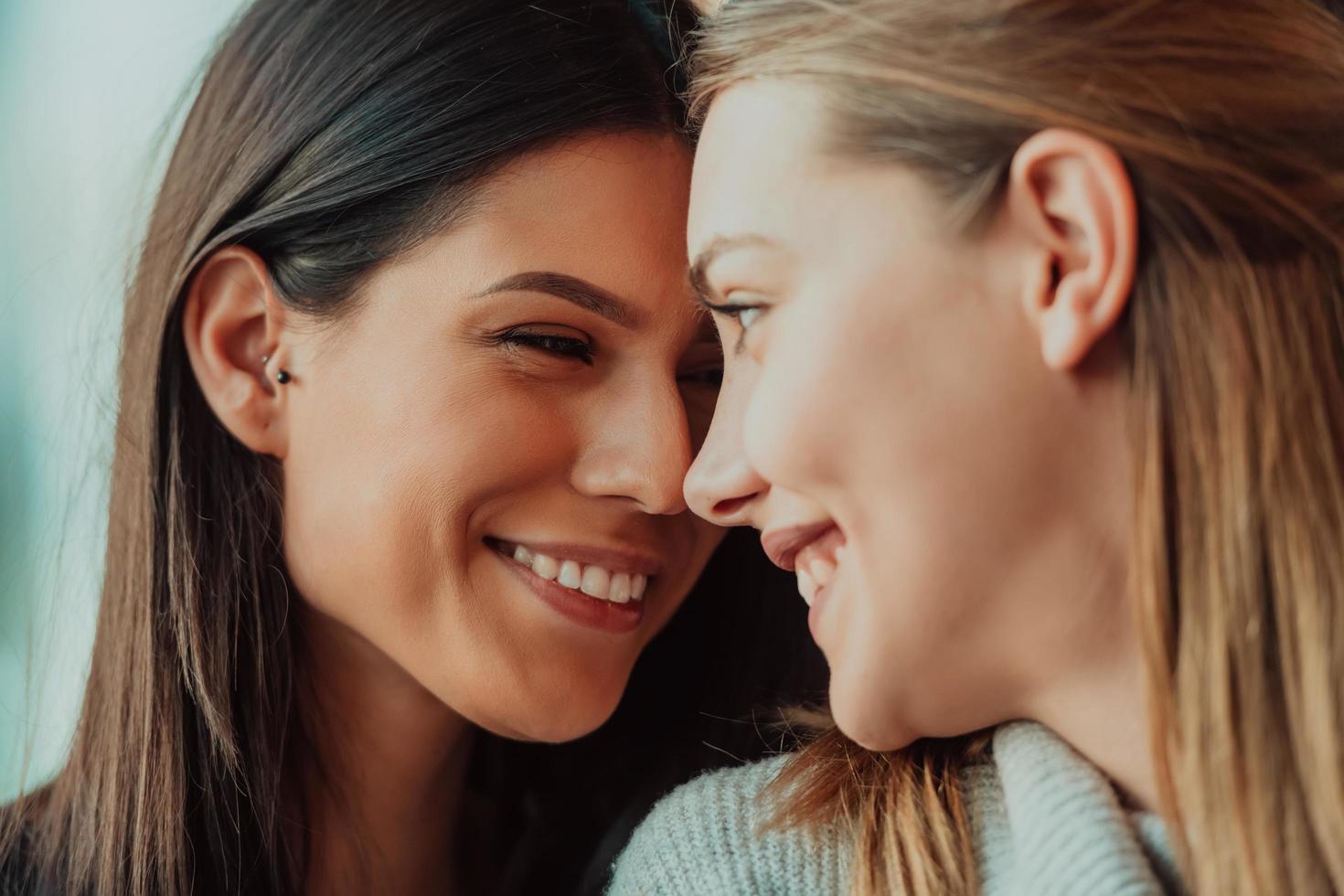 diversas amigas chicas lesbianas pareja abrazándose. elegantes y geniales mujeres de la generación z que salen enamoradas disfrutan de relaciones románticas foto