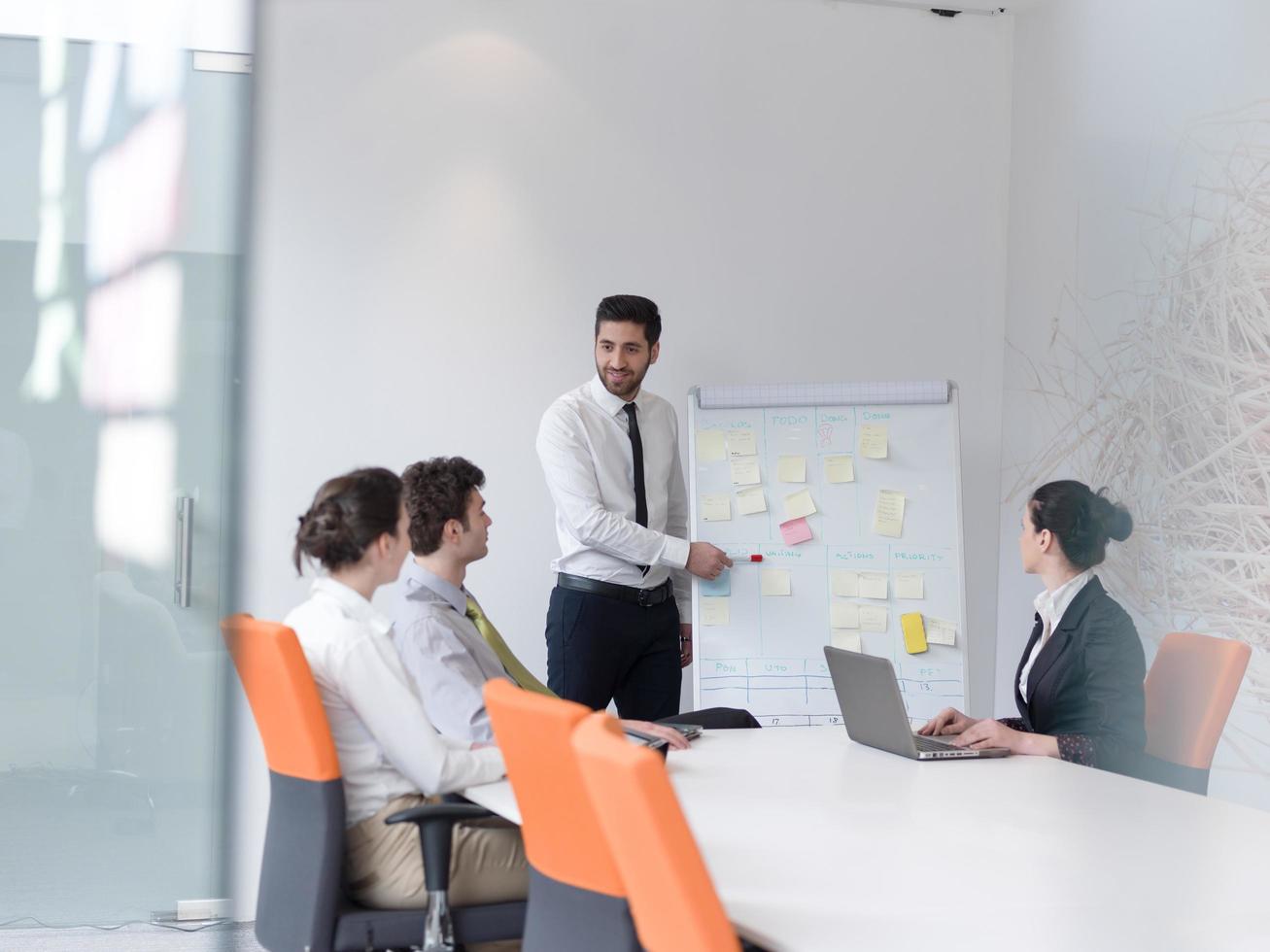 grupo de jóvenes empresarios reunidos en una oficina de inicio moderna foto